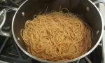 Add cooked pasta | Adicione o macarrão cozido