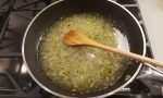 Add pasta water | Adicione a água do cozimento