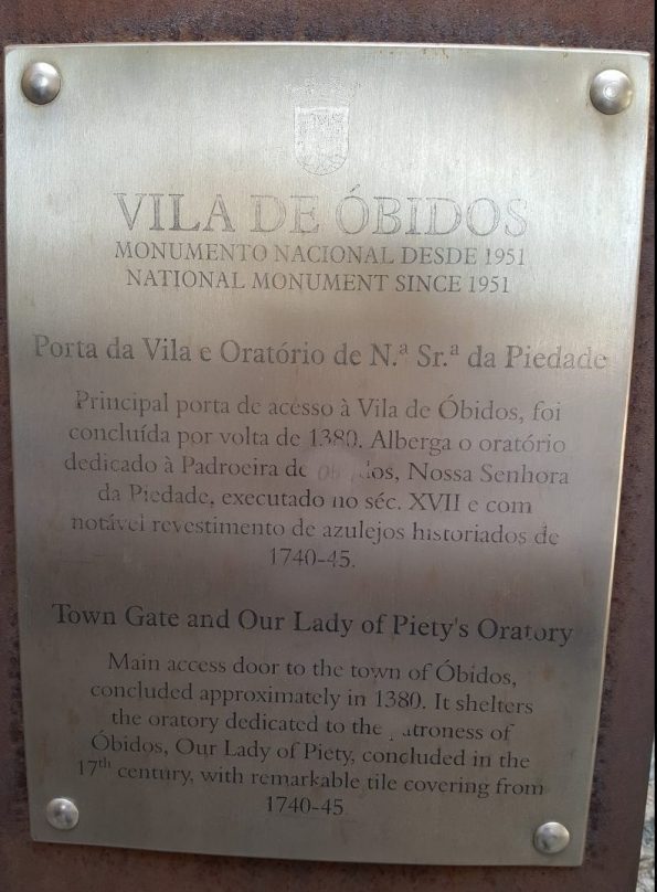 Plaque by entrance | Placa na entrada da vila
